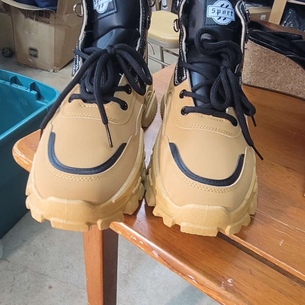 Sporto Mens Tan and Black Boots